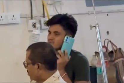 मोबाइल से बात करता कैदी