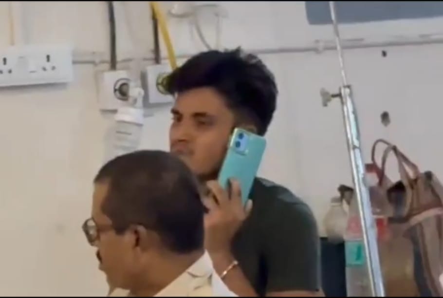मोबाइल से बात करता कैदी
