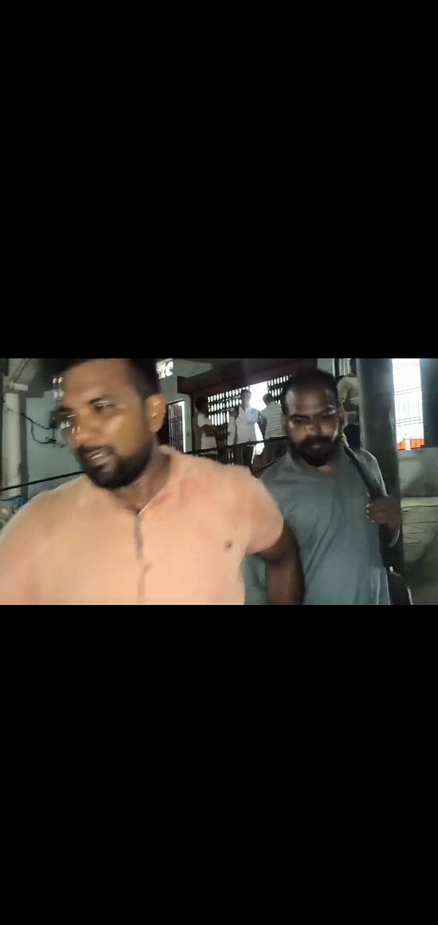 फील्ड आफीसर को ले जाती सीबीआई टीम 