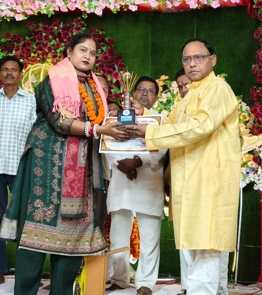 फोटो 21: कीर्तनकार ज्योति कमल को सम्मानित करते मेला कमेटी अध्यक्ष शैलेश अग्निहोत्री। संवाद