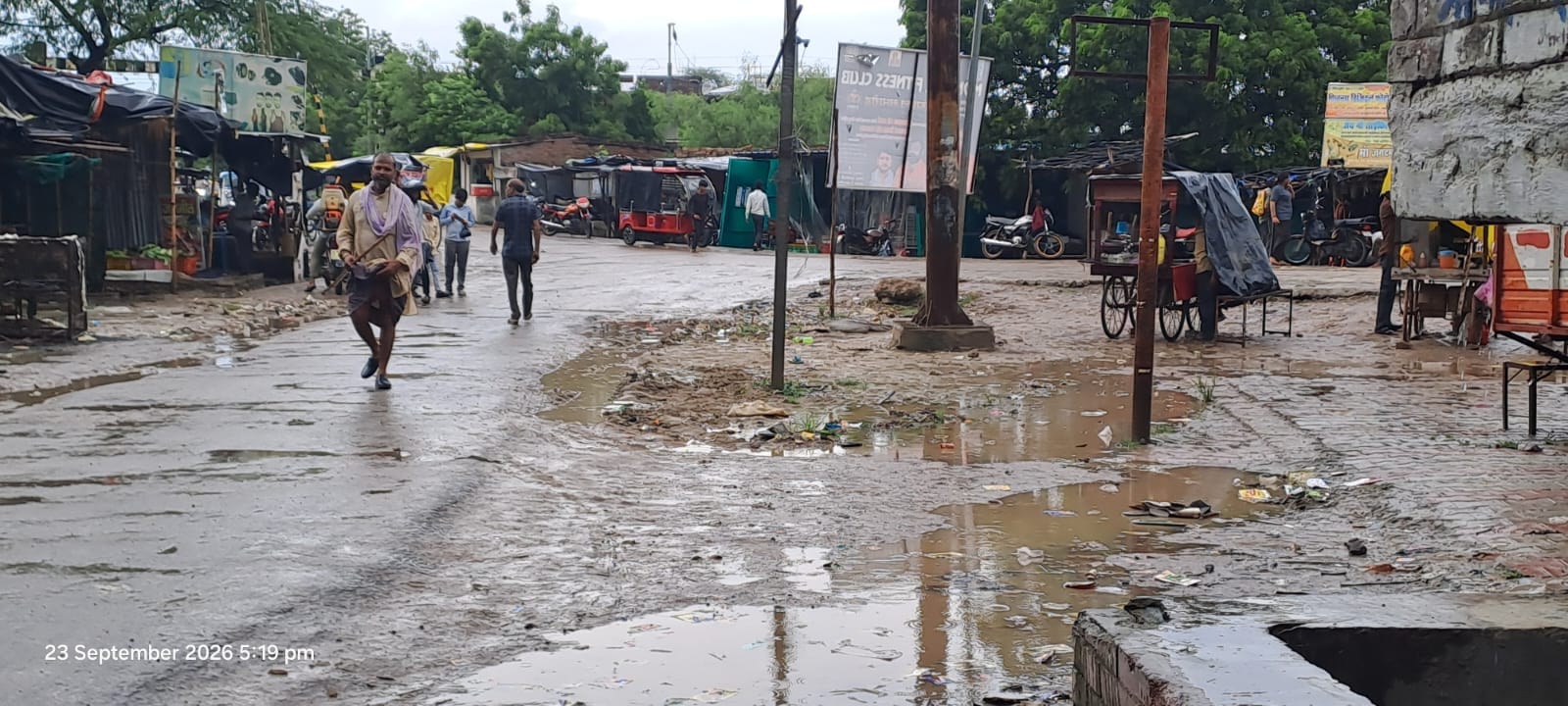फोटो- 24 आटा-अकोढ़ी तिराहे पर जलभराव। संवाद