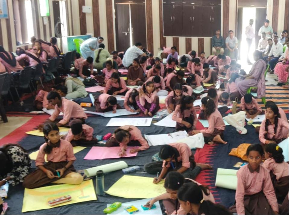 Students depicted the India of their dreams through painting.
