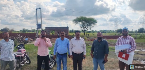 फोटो 25 खेल मैदान की भूमि पर किए गए अवैध कब्जा को हटवाने पहुंचे अधिकारी। स्रोत विभाग