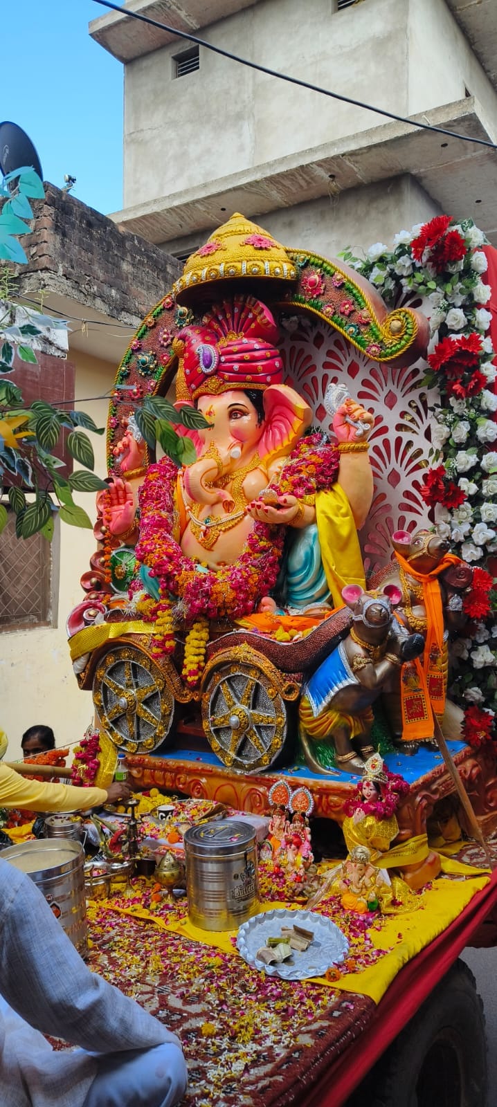 Ganesh Visarjan procession taken out with tableaux; devotees danced to the tunes of bhajans.