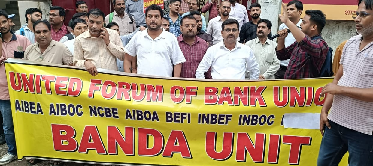 Bank employees staged a protest, demanding the implementation of a five-day banking week