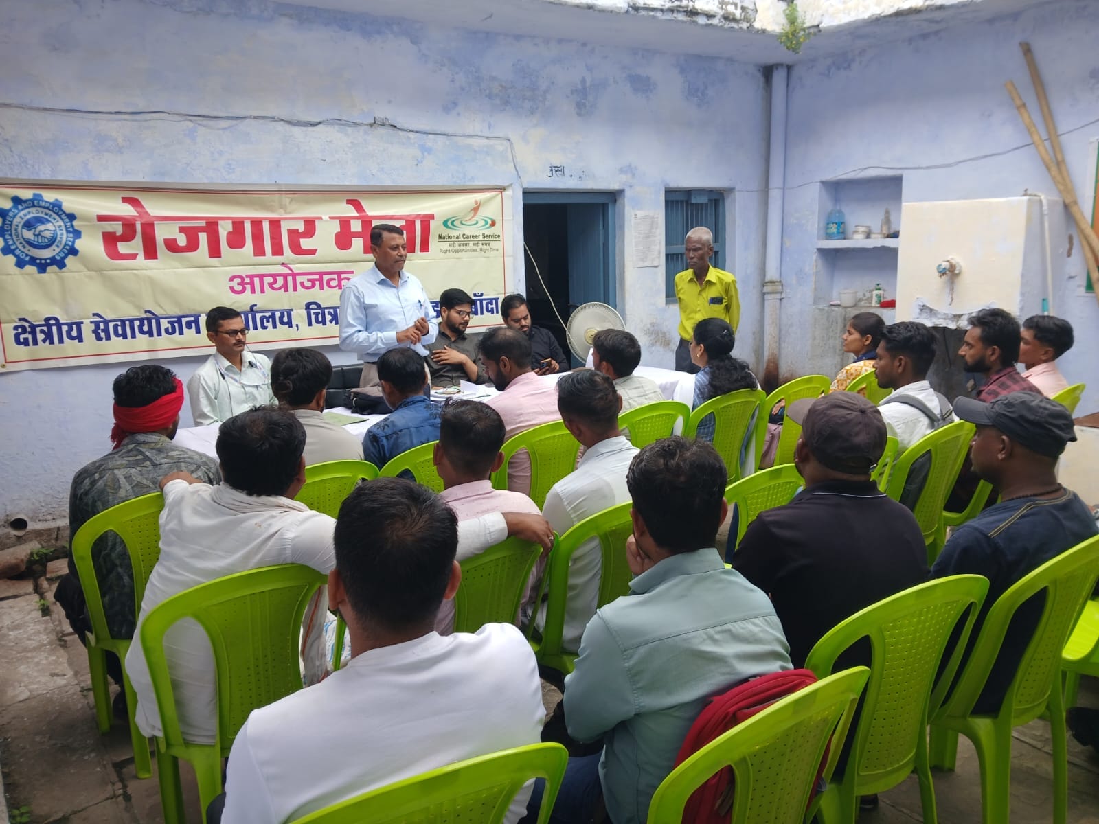 फोटो-33- रोजगार मेले में युवाओं को जानकारी देते कंपनी के प्रतिनिधि। स्रोत : सेवायोजन
