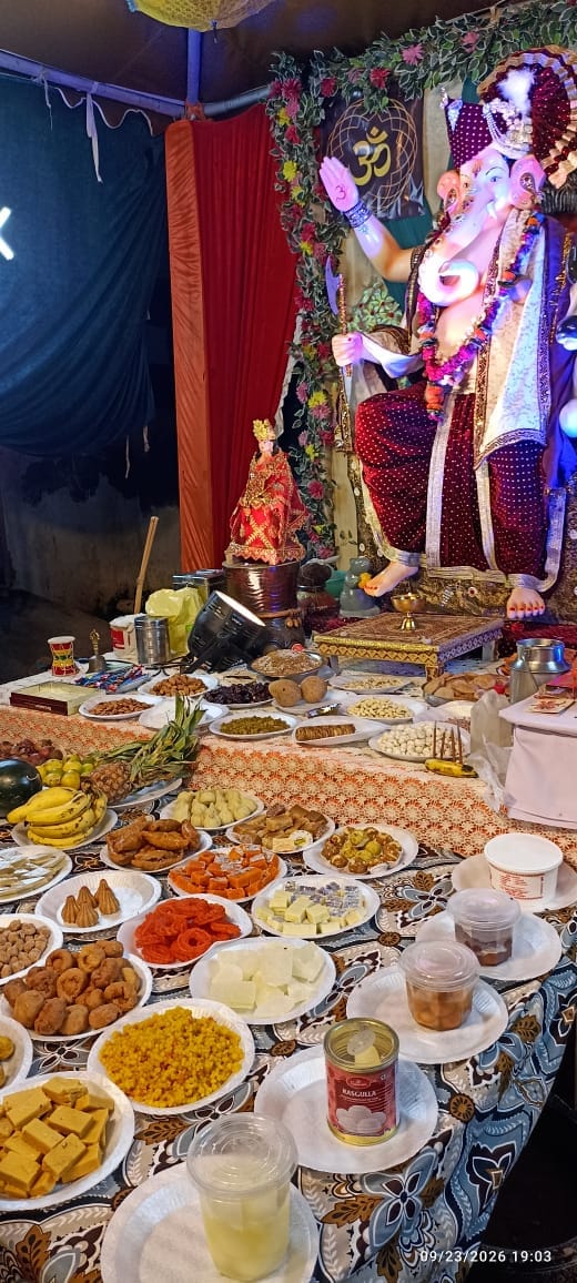 फोटो 35:: गणेश जी की प्रतिमा के सामने लगा छप्पन भोग का प्रसाद। संवाद