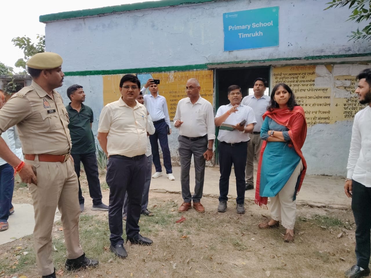 फोटो-43-प्राथमिक विद्यालय टिमरुख में मौजूद ज्वाइंट मजिस्ट्रेट नारायणी भाटिया, डीडीओ कमलेश कुमार
