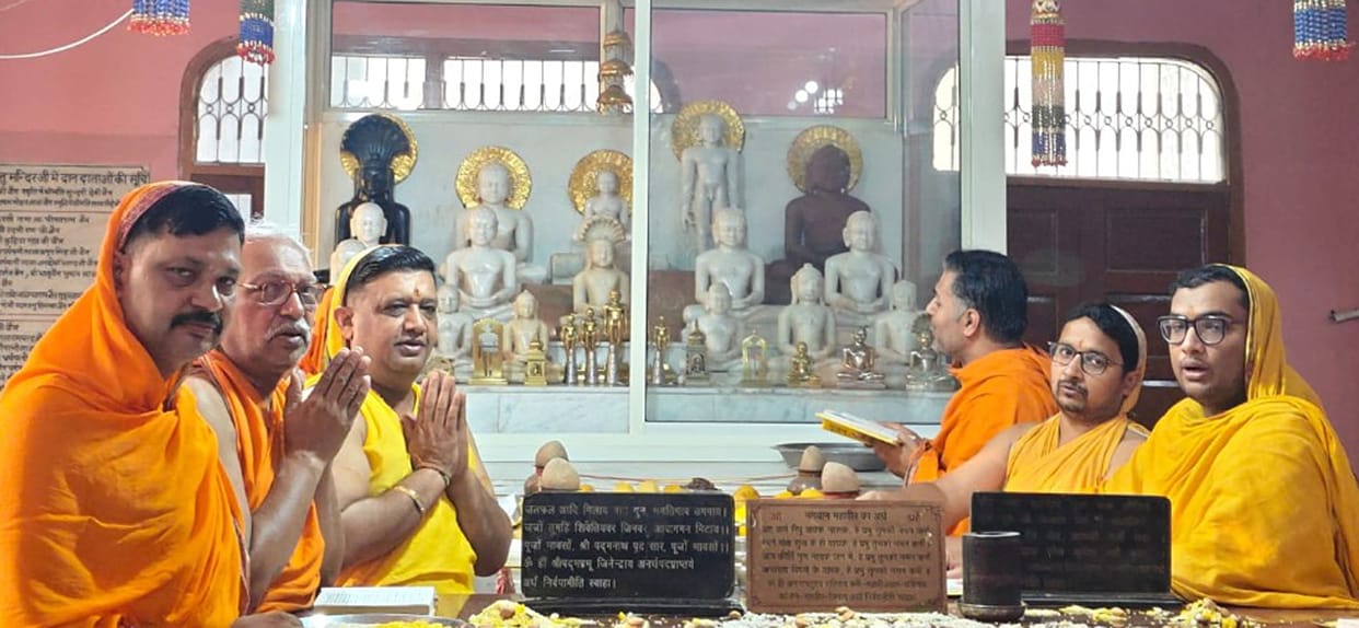 Observance of the supreme virtue of non-attachment (Uttam Akinchan Dharma); devotional music evening on the 26th and chariot procession on the 27th.