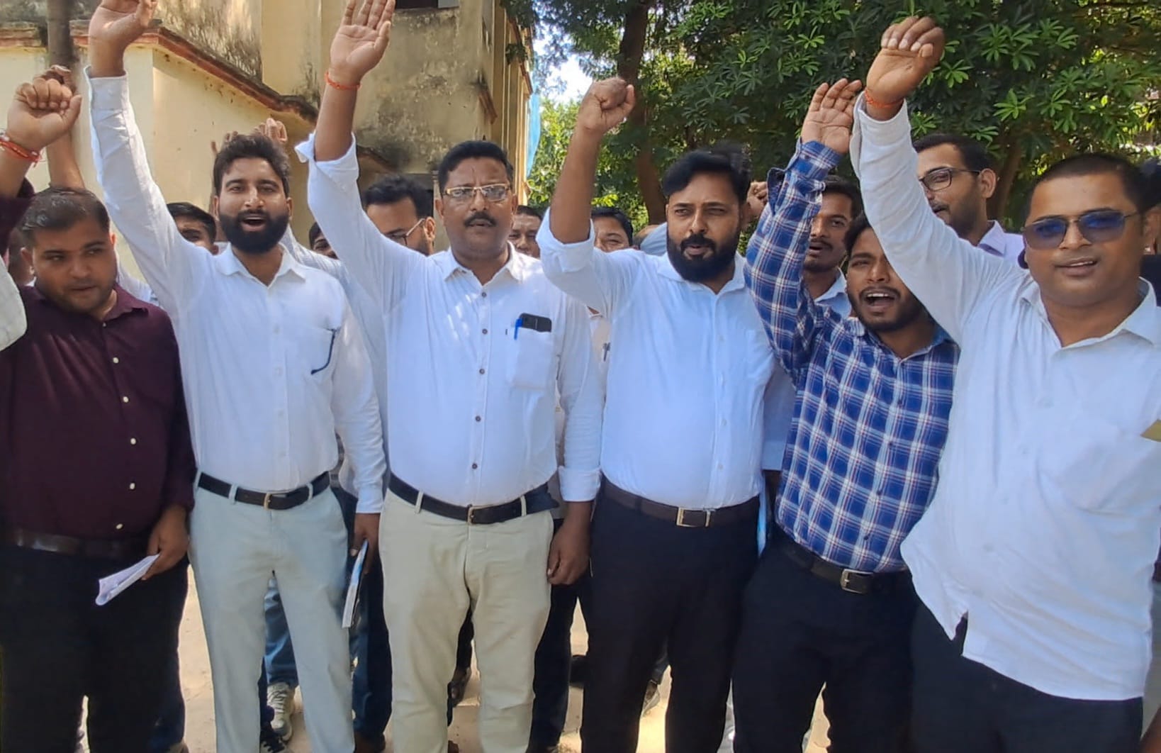 फोटो परिचय भानपुर तहसील मे मांगो को लेकर प्रदर्शन करते लेखपाल संवाद