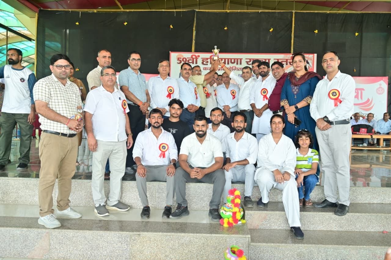 फोटो संख्या:63- राज्य स्तरीय  कराटे प्रतियोगिता में खिलाड़ियों  को सम्मानित मुख्यातिथि, कोच 