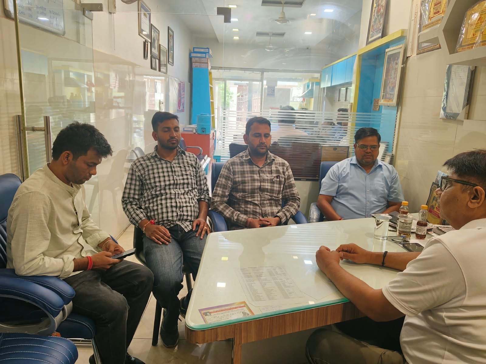 फतेहाबाद में नगर परिषद प्रधान राजेंद्र सिंह खिंची बैठक करते हुए संवाद