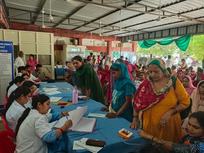फतेहाबाद में नागरिक अस्पताल में गर्भवती रजिस्ट्रेशन करते हुए संवाद