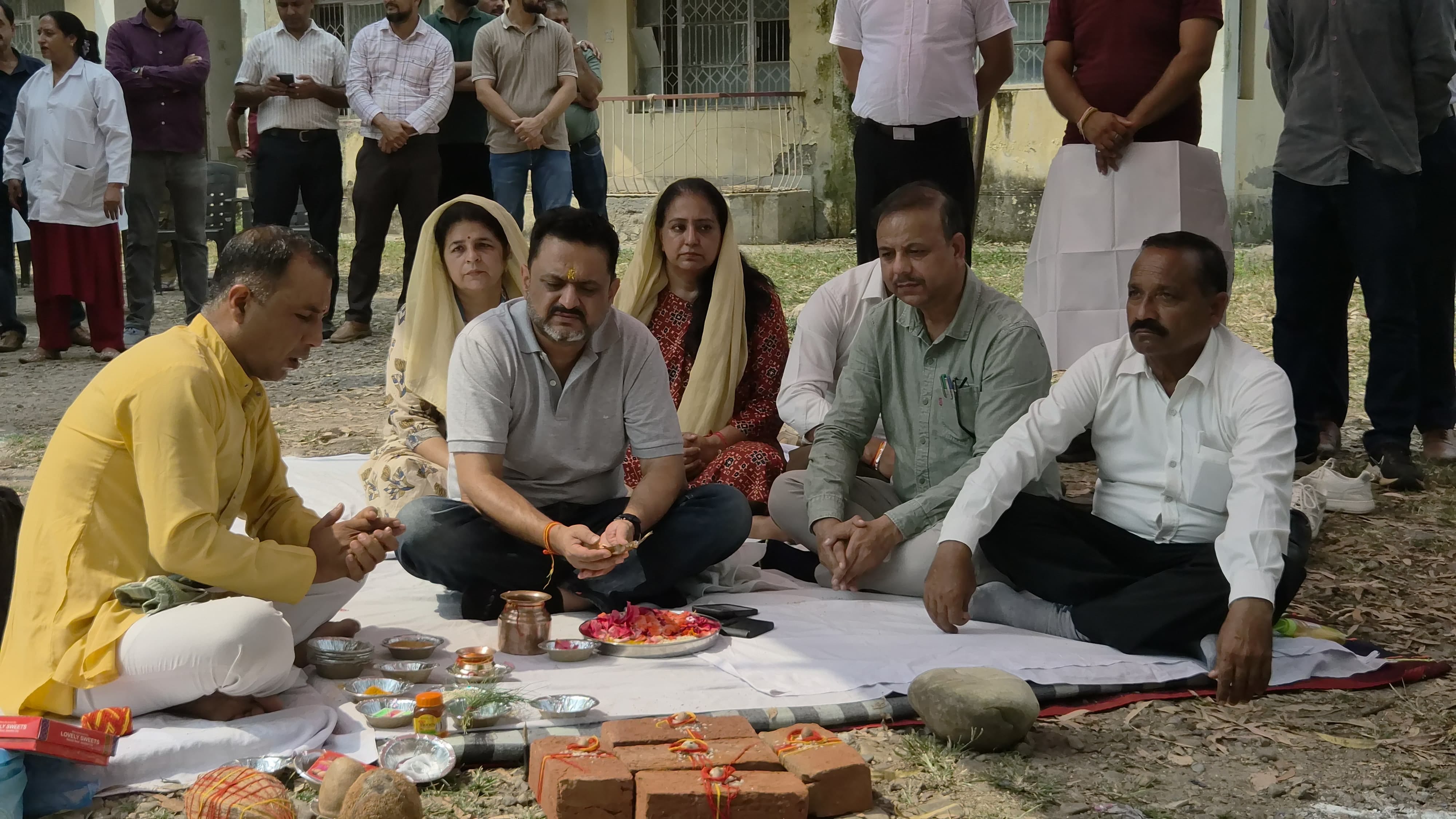फतेहपुर सिविल अस्पताल परिसर में प्रस्तावित अतिरिक्त भवन के निर्माण का भूमिपूजन एवं नींव पत्थर स