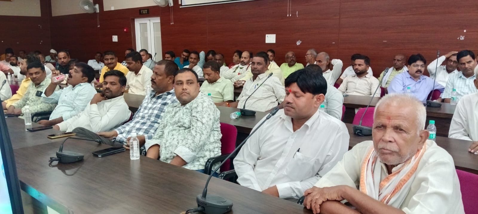 गोंडा के जिला पंचायत सभागार में आयोजित कार्यक्रम में मौजूद लोग।