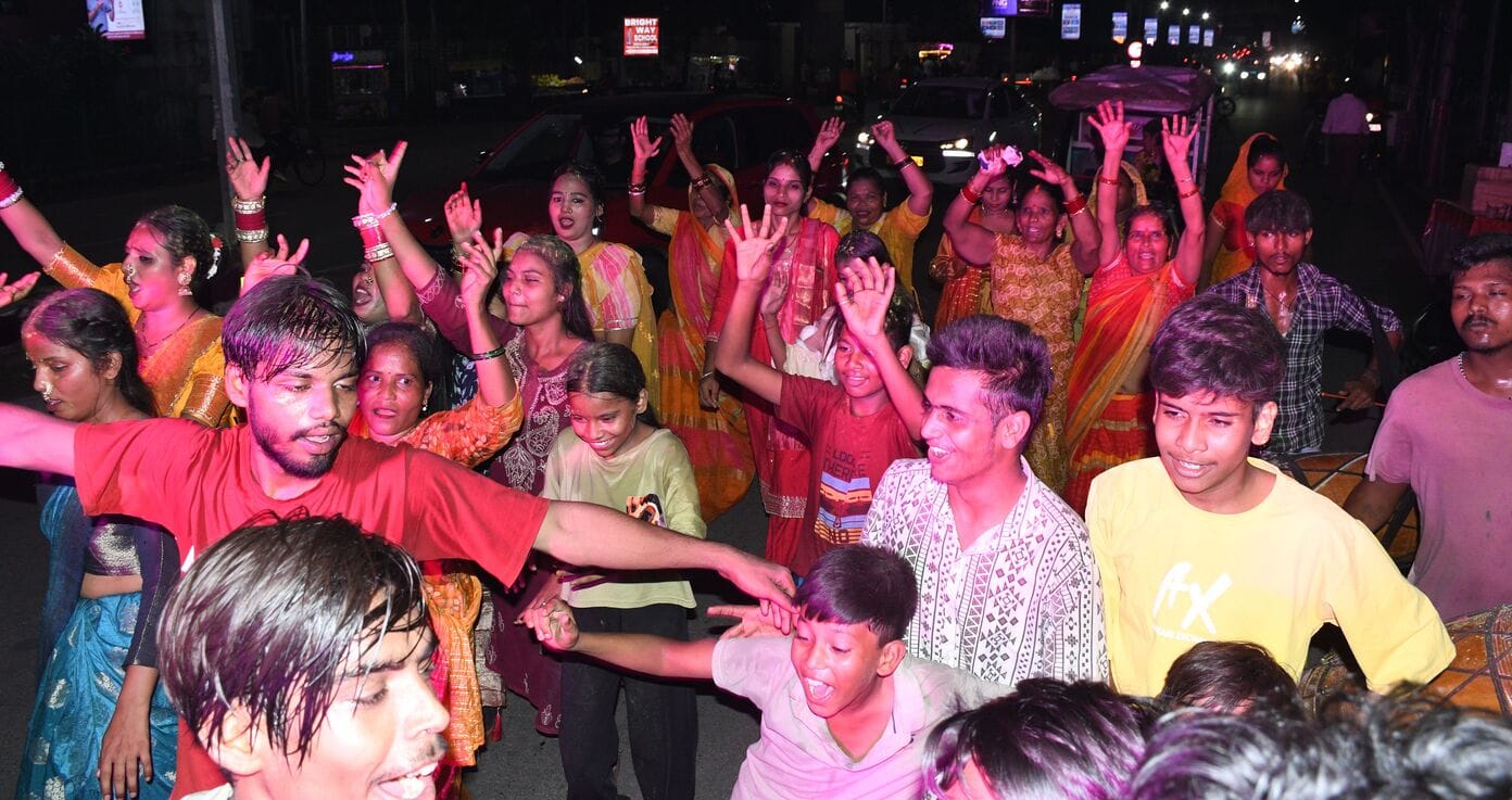 गणपति बप्पा के विसर्जन के लिए जाते लोग