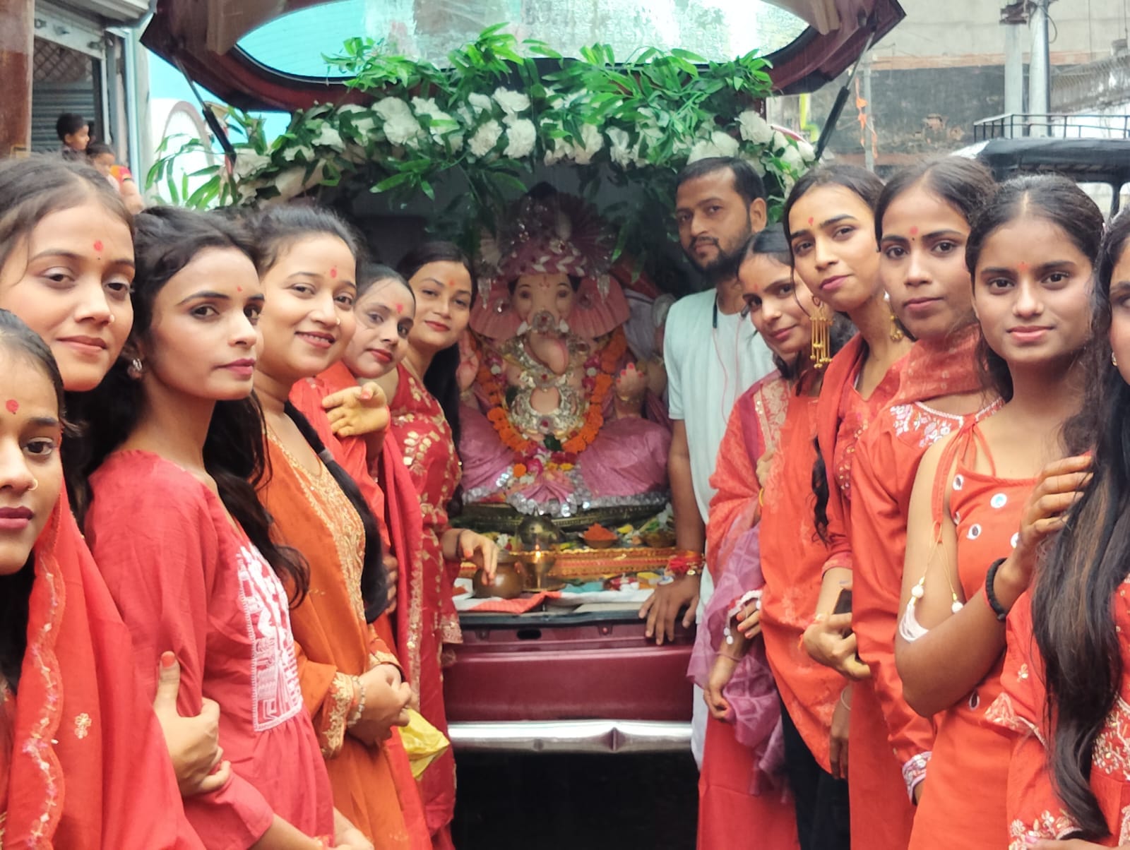 गणपति बप्पा को विसर्जन के लिए कार में लेकर जाते श्रद्धालु।