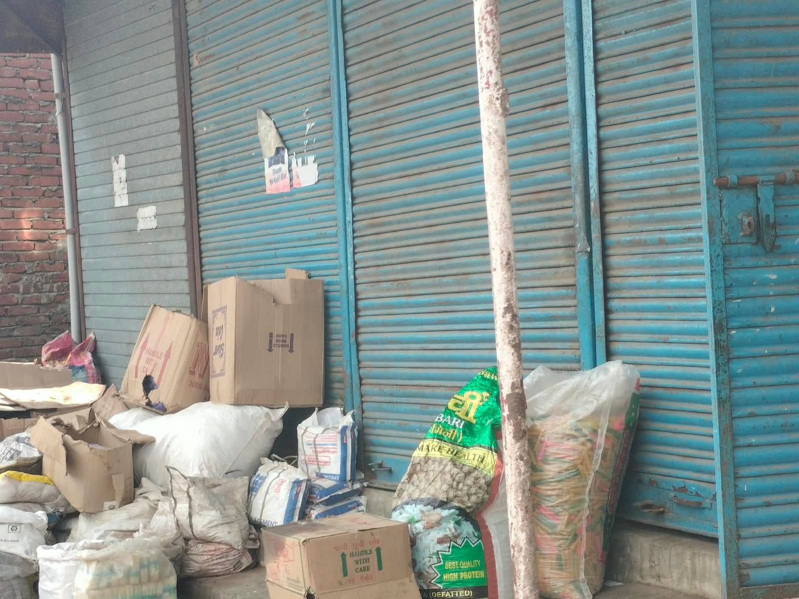 गौर बाजार में दुकानें बंद होने से परेशानी संवाद
