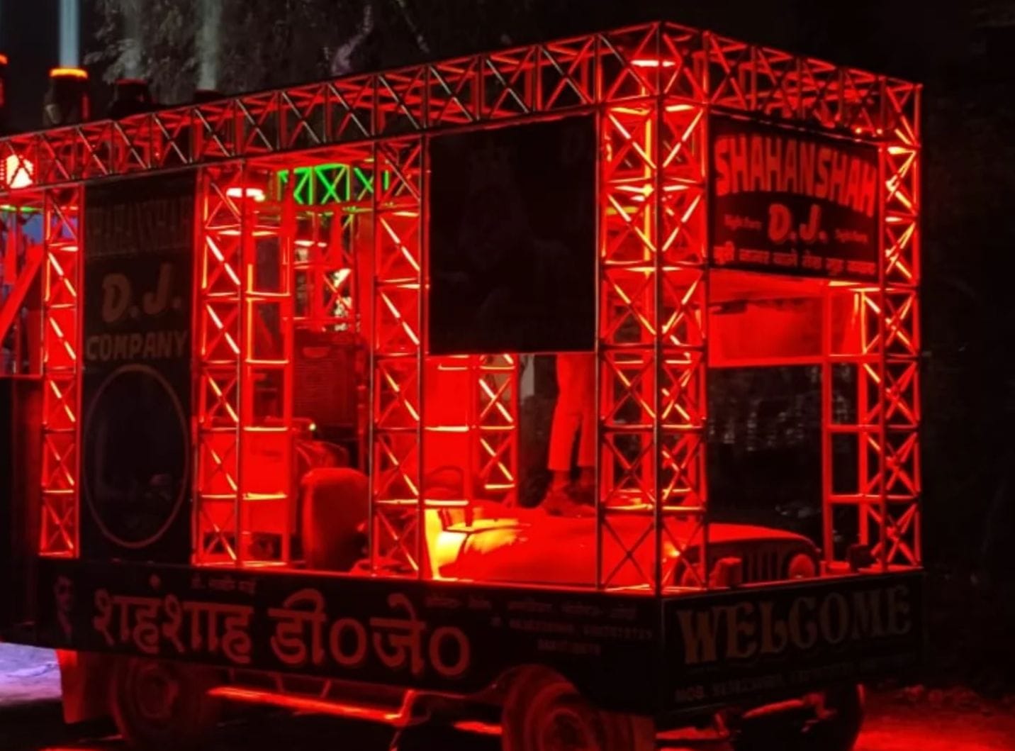 गौरीगंज में खड़ा डीजे। -संवाद