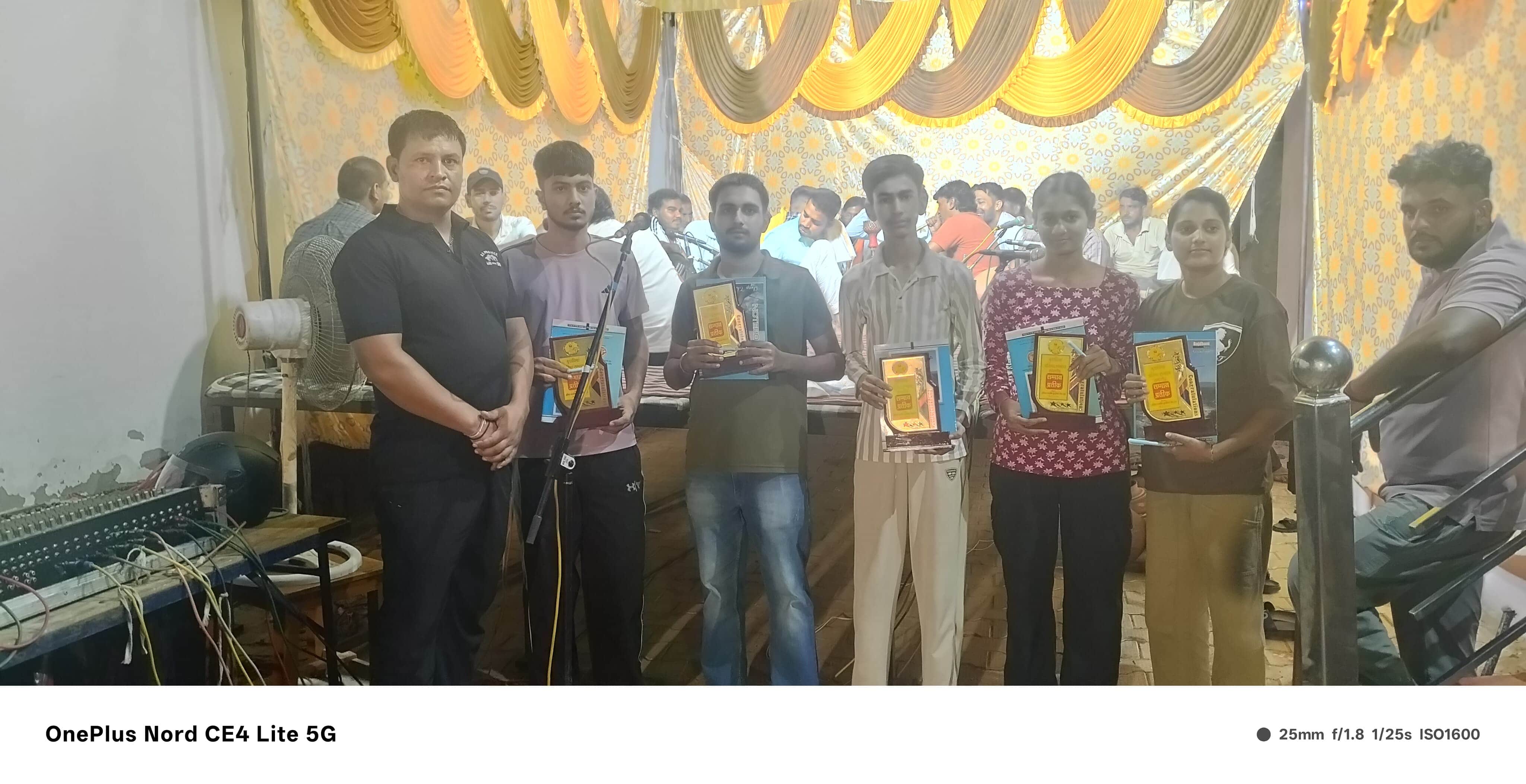 गांव खापड़बास स्थित बाबा नागा के जागरण में युवाओं को सम्मानित करते ट्रस्ट के पदाधिकारी।