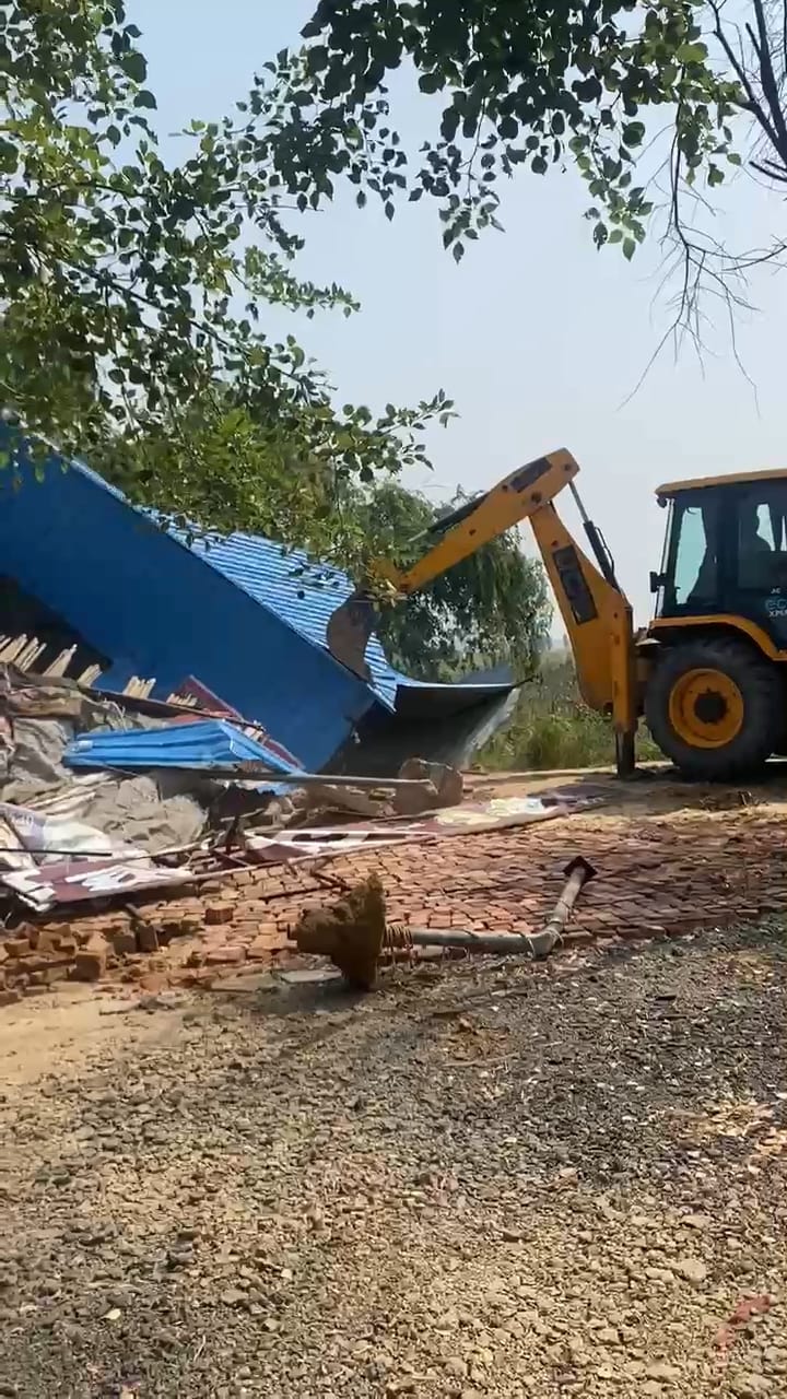 गांव खारा खेड़ी की डीटीपी की जमीन से अवैध कब्जा हटाता प्रशासन। स्रोत प्रशासन