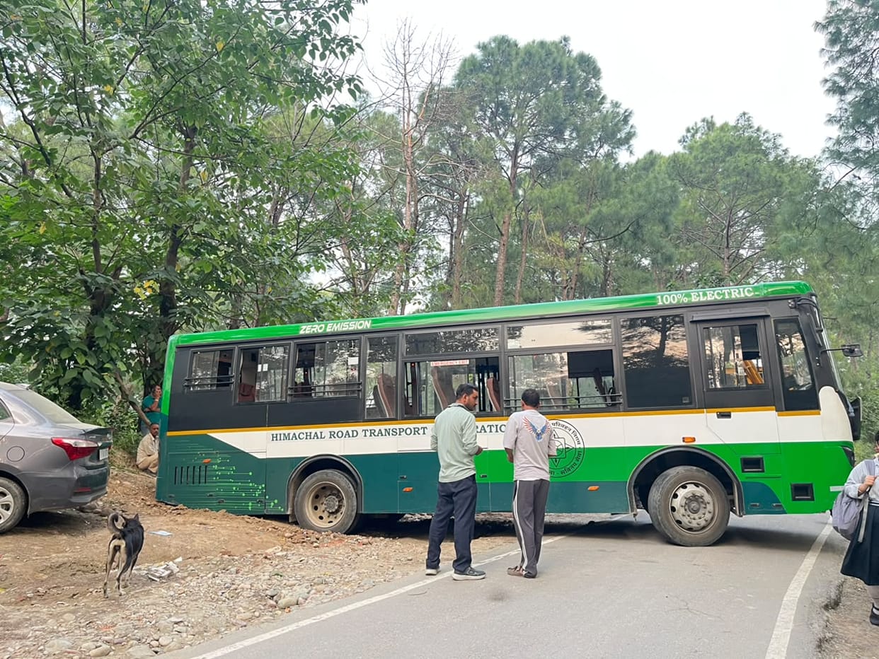 Electric bus sinks into the ground; traffic disrupted for four hours.