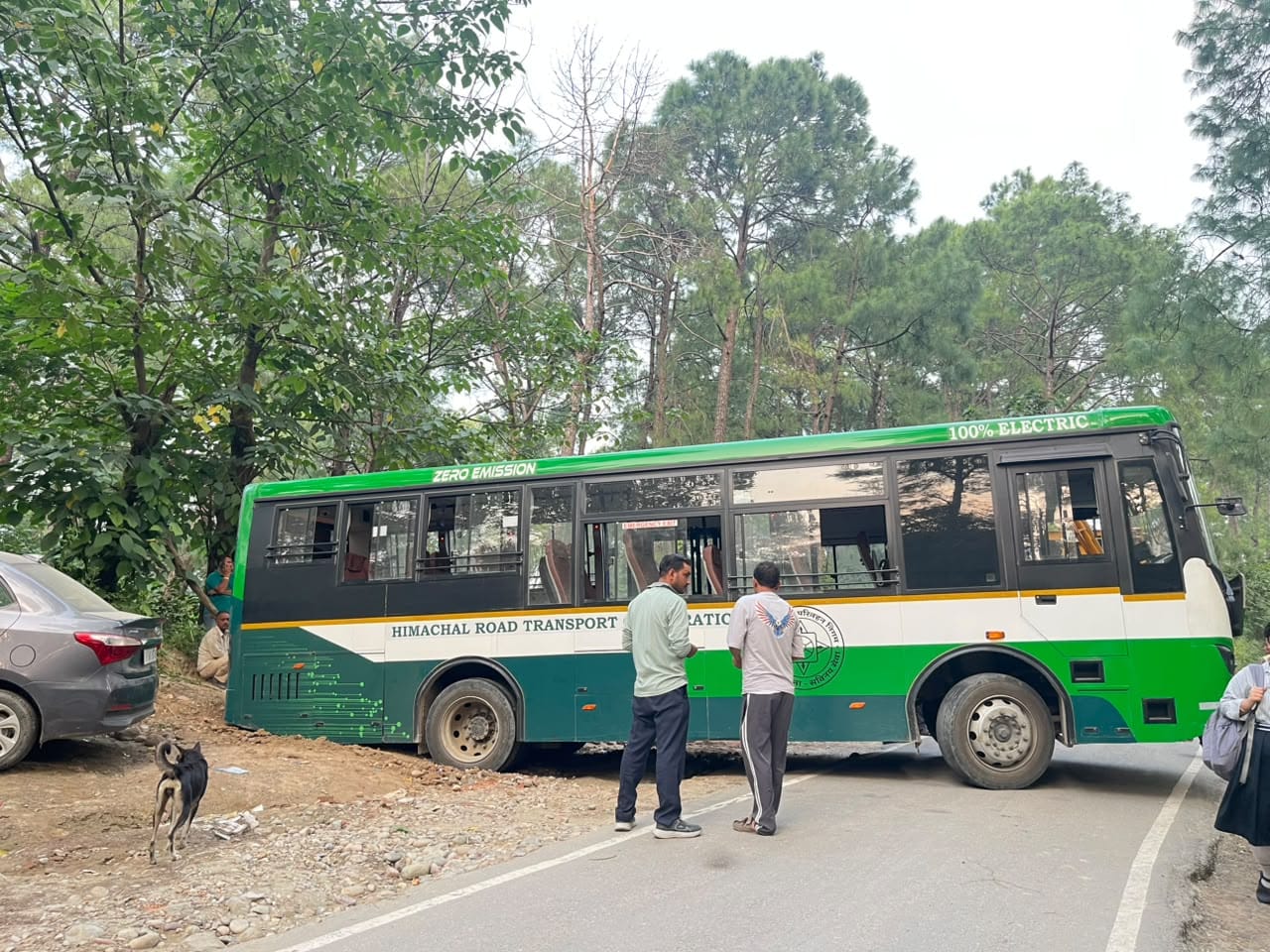 हमीरपुर से अमरोह बाया झनियारा सड़क  पर केंद्रीेय विद्यालय के 400 मीटर दूर रास्ते में फंसी  निगम