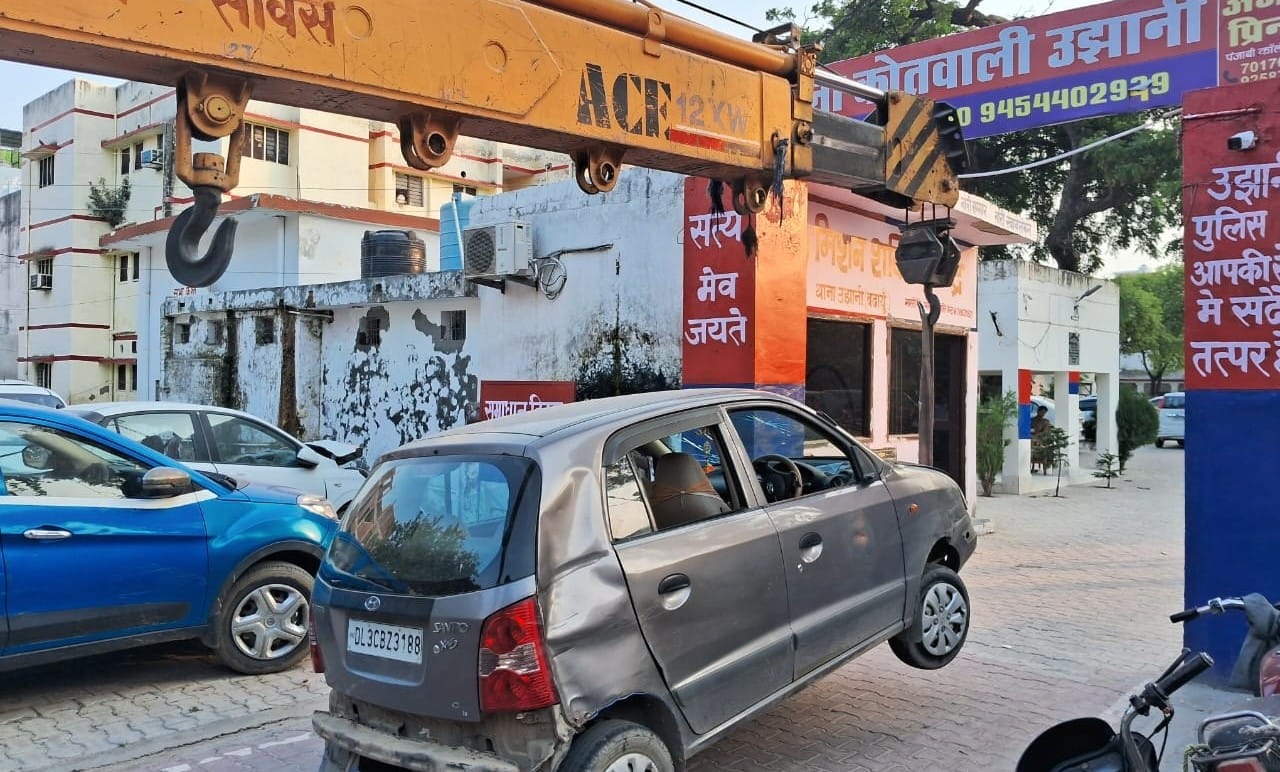 हादसे के बाद क्रेन से कोतवाली लाई गई कार। संवाद