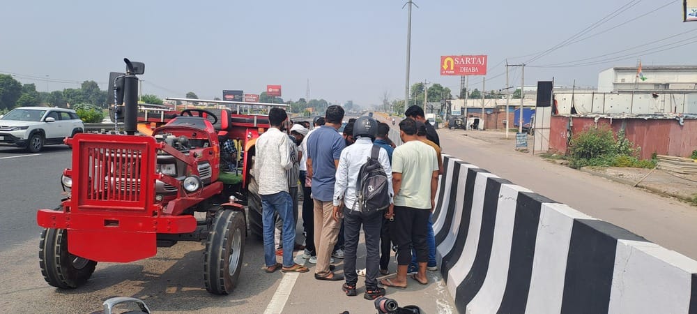हादसे के बाद खड़ा ट्रैक्टर और लगी भीड़। संवाद