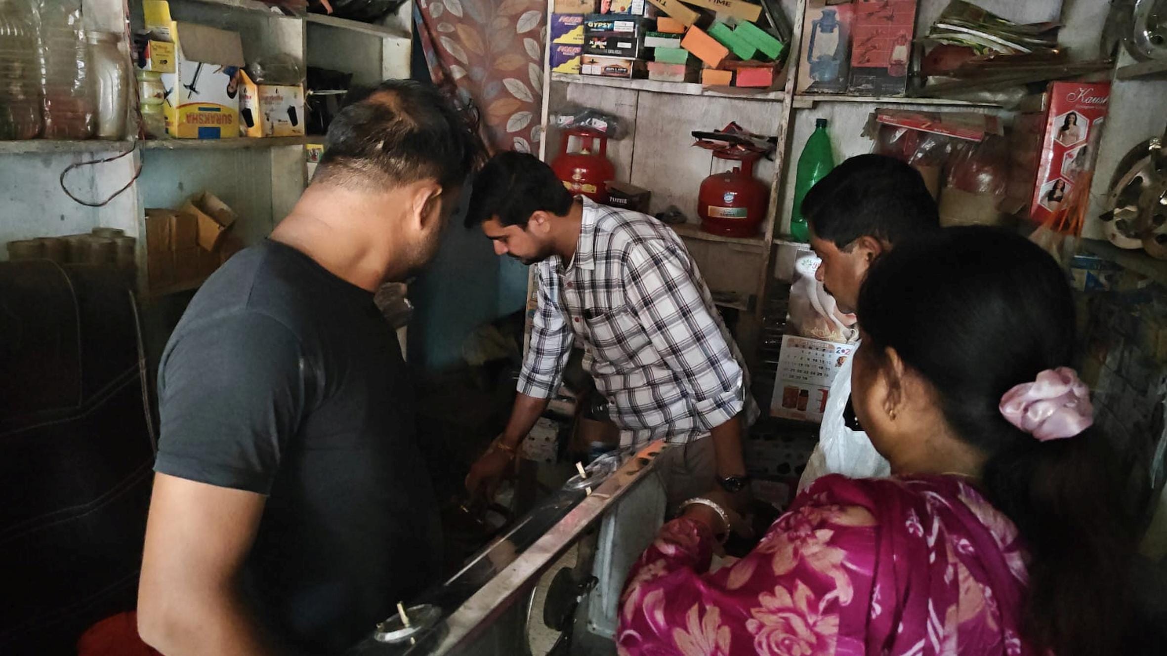 इमामगंज बाजार में दुकान पर गैस सिलिंडर की कालाबजारी के खिलाफ कार्रवाई करती टीम।