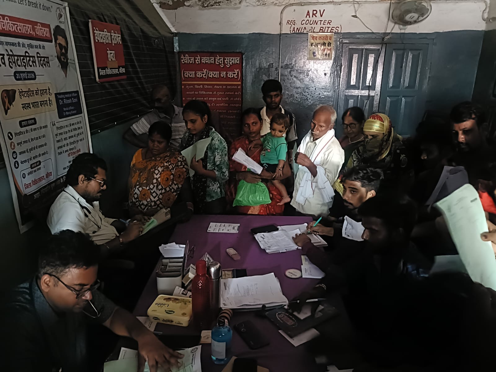 जिला अस्पताल के लाइट खराब होने के बाद भी मरीजों का उपचार करते चिकित्सक। संवाद
