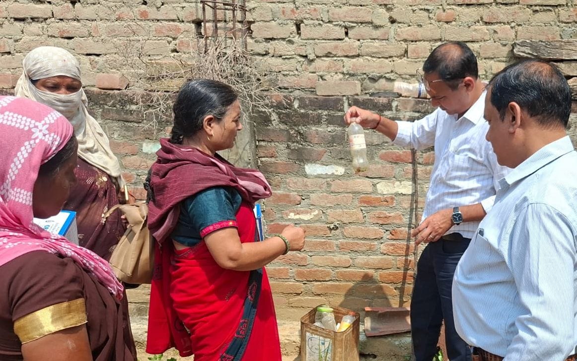 जिला सर्विलास अधिकारी डॉ. तहसीन जांच करते हुए। स्रोत विभाग