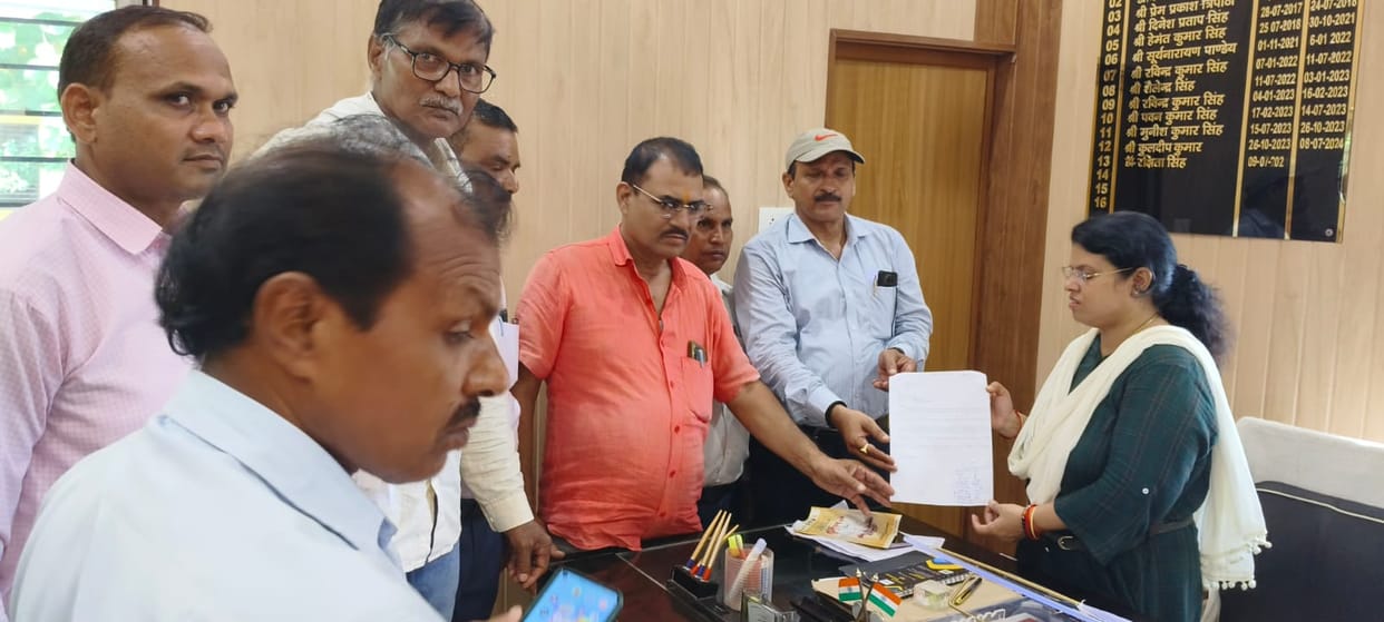 Technical assistants demanded an increase in honorarium.