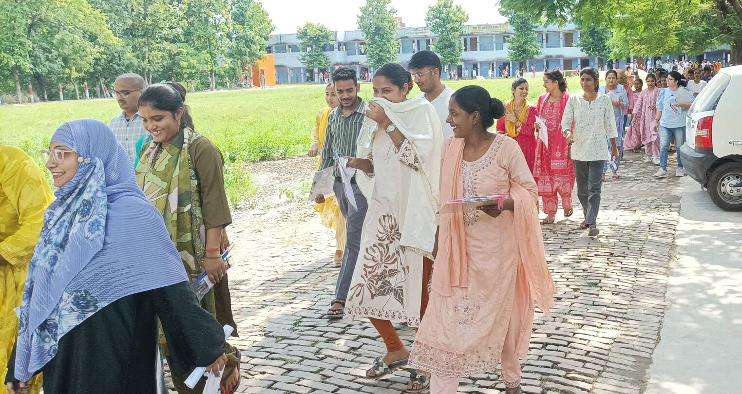 जय किसान इंटर कालेज सकतपुर सनई में डीएल एंड प्रथम सेमेस्टर की परीक्षा देकर निकलते हुए परीक्षार्