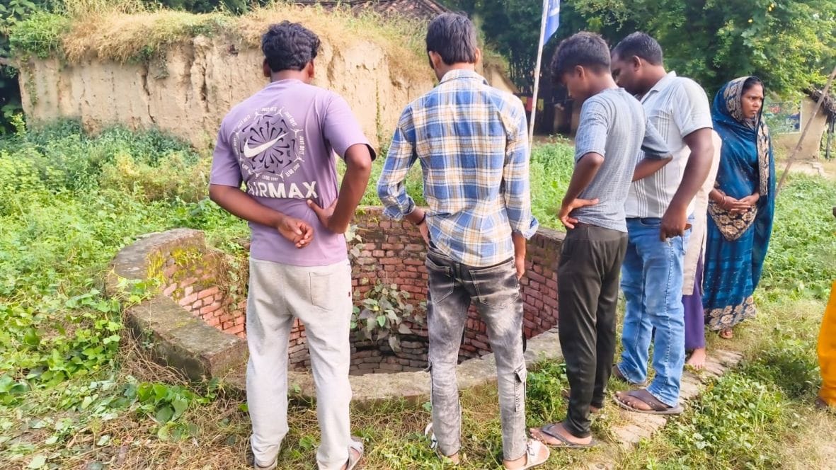 जयसिंहपुर के सारंगपुर में घटनास्थल पर मौजूद ग्रामीण। स्रोत-ग्रामीण