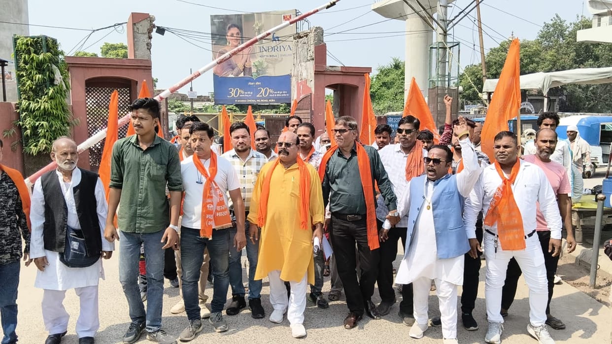 Memorandum submitted demanding the discontinuation of pensions for public representatives.