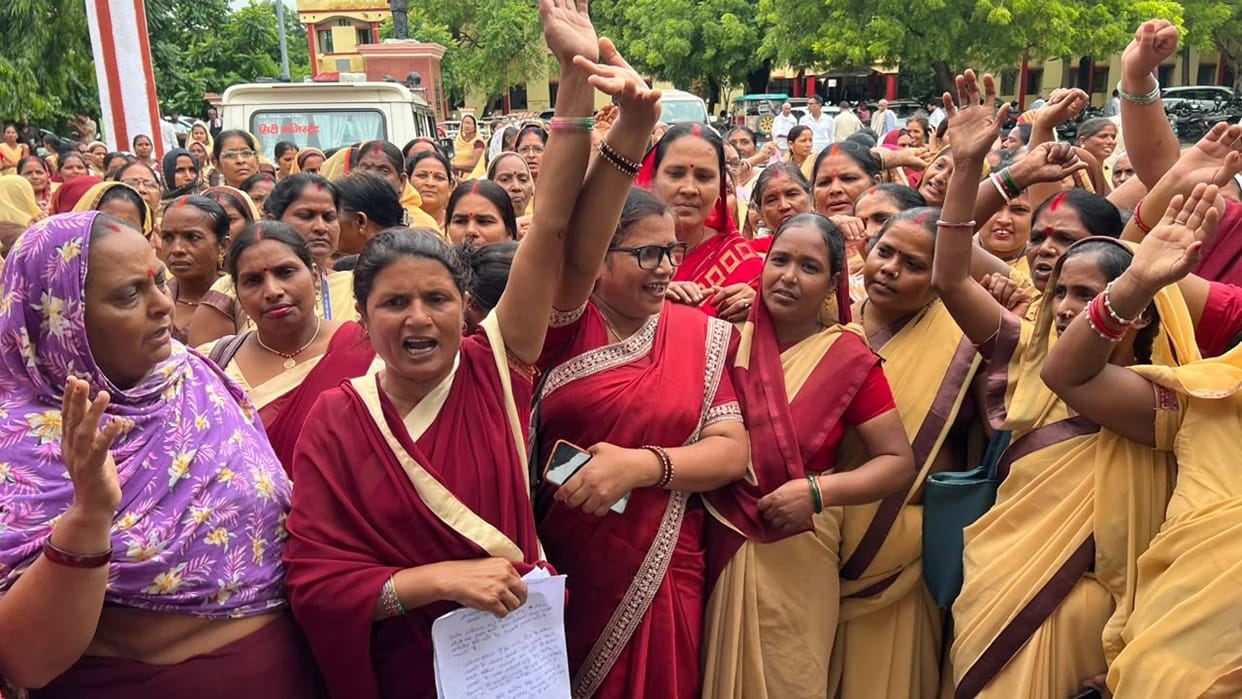 Raised slogans demanding an increase in honorarium.