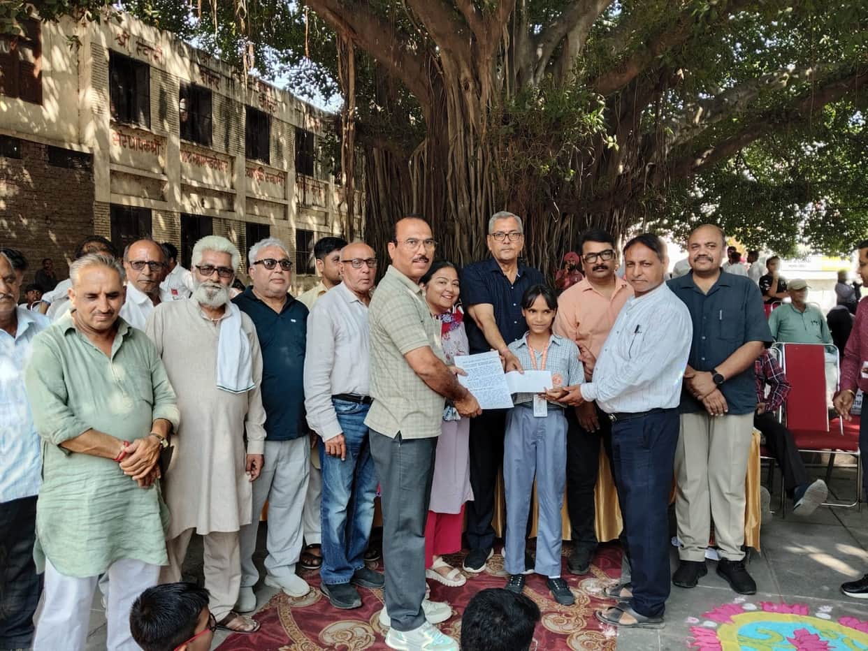 Tanushka and Ayushi won first prizes in essay writing.