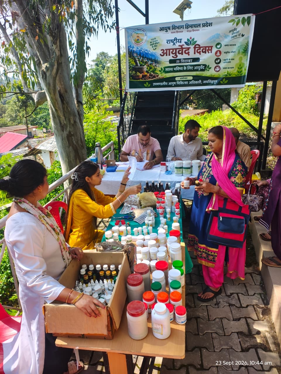 कोसरी में आयुर्वेदिक दिवस के उपलक्ष्य पर आयोजित मल्टीस्पेशलिटी कैंप में लोगों की स्वास्थ्य की ज