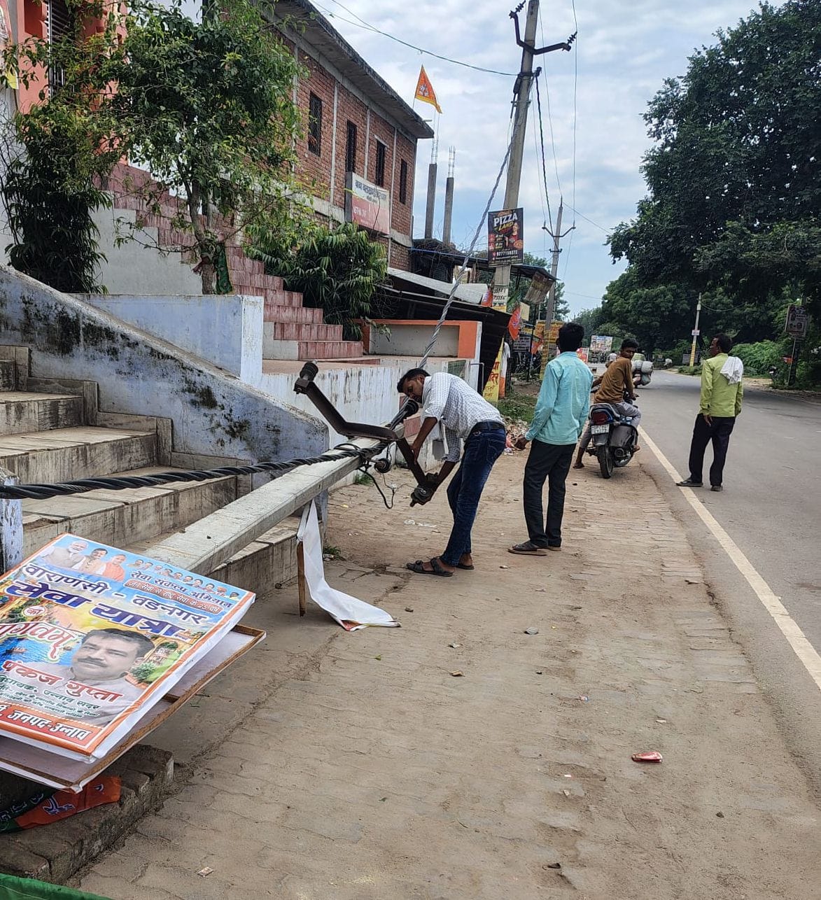 क्षतिग्रस्त पोल को हटवाने बिजली निगम के कर्मचारी। स्रोत: ग्रामीण