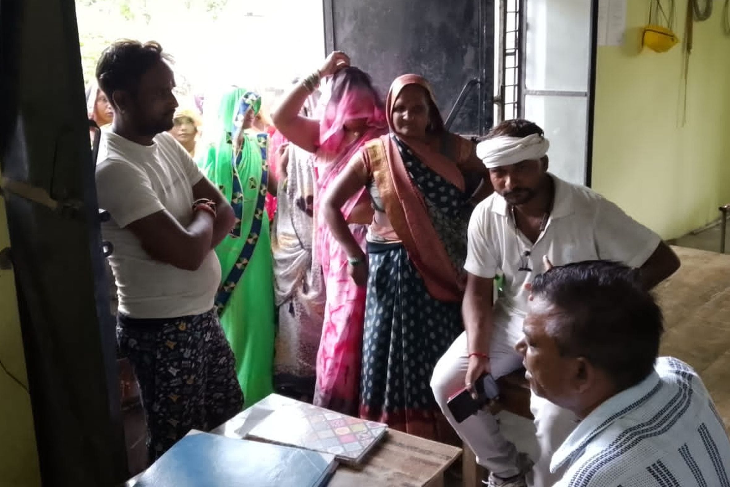 कटौती के विरोध में अटौरा बुजुर्ग विद्युत उपकेंद्र का घेराव करते ग्रामीण।   -स्रोत : ग्रामीण