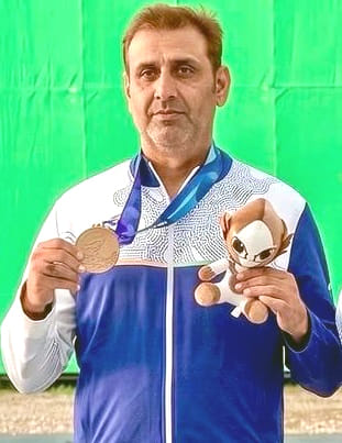 खुर्जा के ख्वेशज्ञान मोहल्ला निवासी मैराज खान, कांस्य पदक के साथ। स्रोत- परिजन