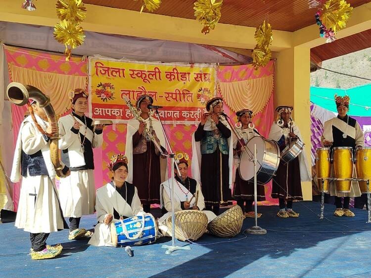 लाहौल के त्रिलोकनाथ स्कूल में खेलकूद प्रतियोगिता के दौरान सांस्कृति प्रस्तुति देती छात्राएं।-सं