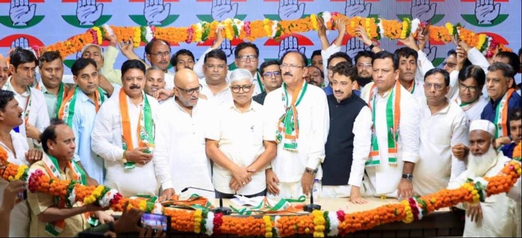 Amir Alam and Nawazish Alam, along with their supporters, joined the Congress.