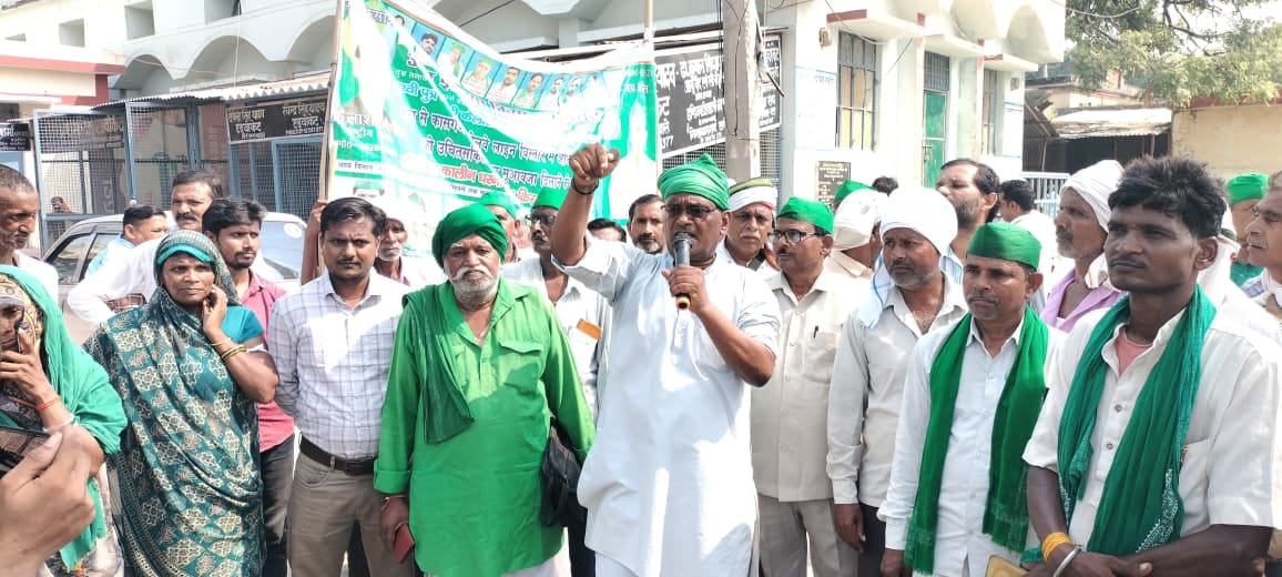 मुआवजे की मांग को लेकर तहसील सदर पर प्रदर्शन करते ऑल इंडिया किसान यूनियन के पदाधिकारी। संवाद