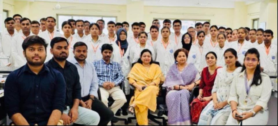 मेडिकल कॉलेज में प्रधानाचार्य डॉ. बीना सिंह के साथ एमबीबीएस के विद्यार्थी। स्रोत: मेडिकल कॉलेज