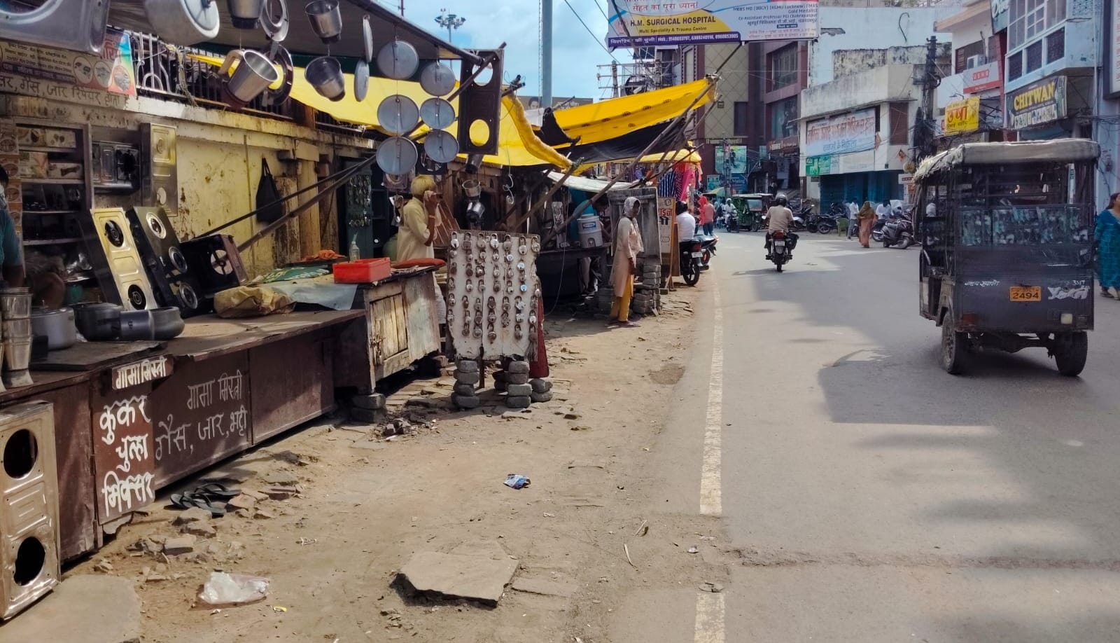 महिला अस्पताल गेट के सामने सड़क तक लगी दुकानें।संवाद
