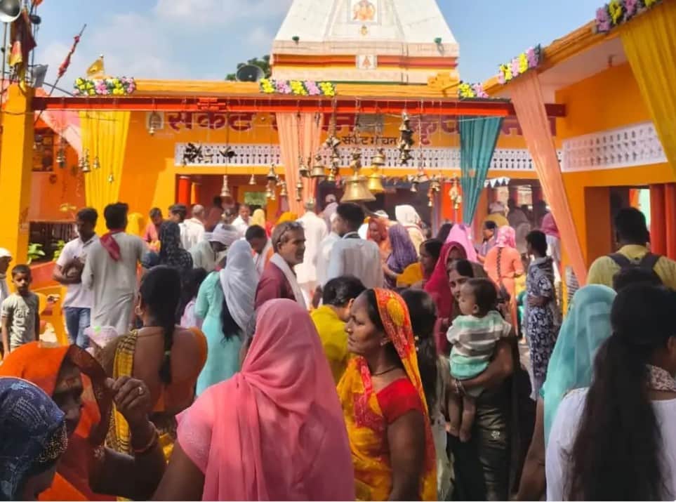 Bathed at the confluence of the Ganga and Beso rivers and had darshan of Vaman Das