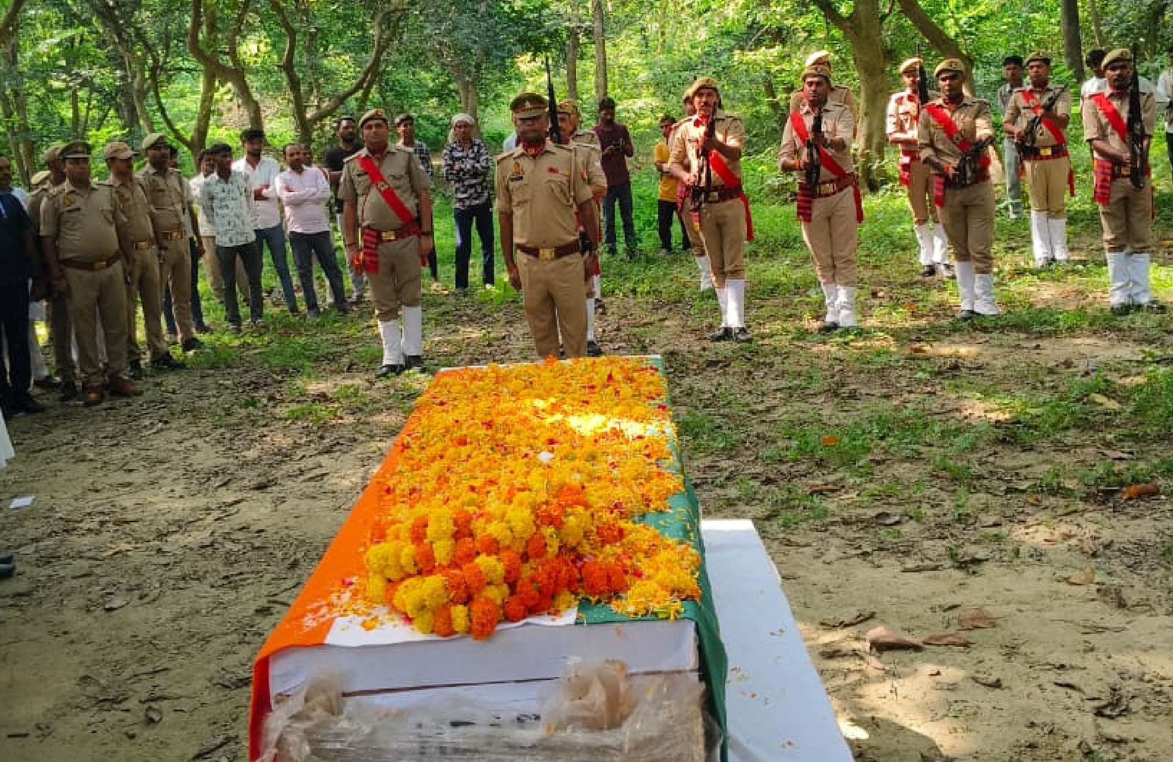 मुसाफिरखाना के चितईपुर गांव में हवलदार को गार्ड ऑफ ऑनर के साथ अंतिम विदाई देते पुलिसकर्मी। स्र