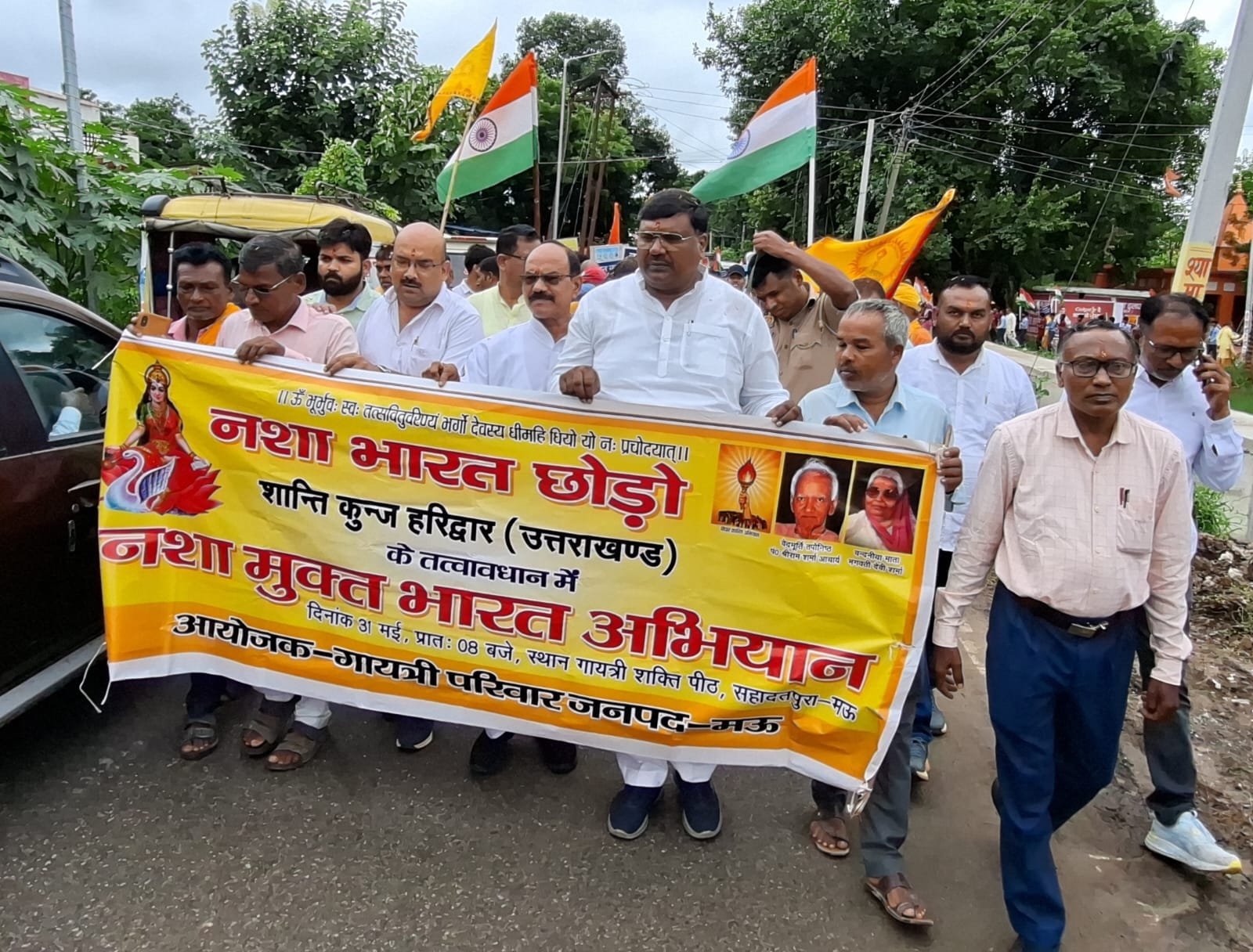 मधुबन में नशा मुक्त भारत अभियान में शामिल विधायक रामविलास चौहान और अन्य। संवाद